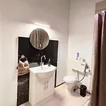 Bedroom With Ensuite Bathroom, Air-conditioned And Spacious Rated 홈스테이 슬리에마