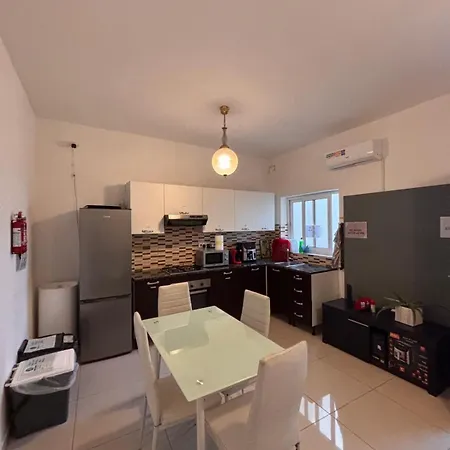 Bedroom With Ensuite Bathroom, Air-conditioned And Spacious Rated منزل للإقامة